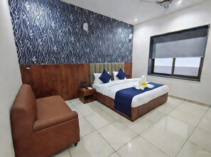 Desk, laptop workspace, free WiFi - Belle Tree Hotel (Greater Noida)