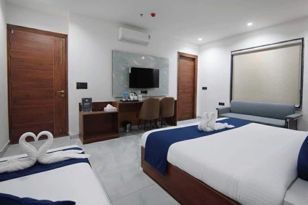 Luxury Twin Room, Park View | Desk, laptop workspace, free WiFi