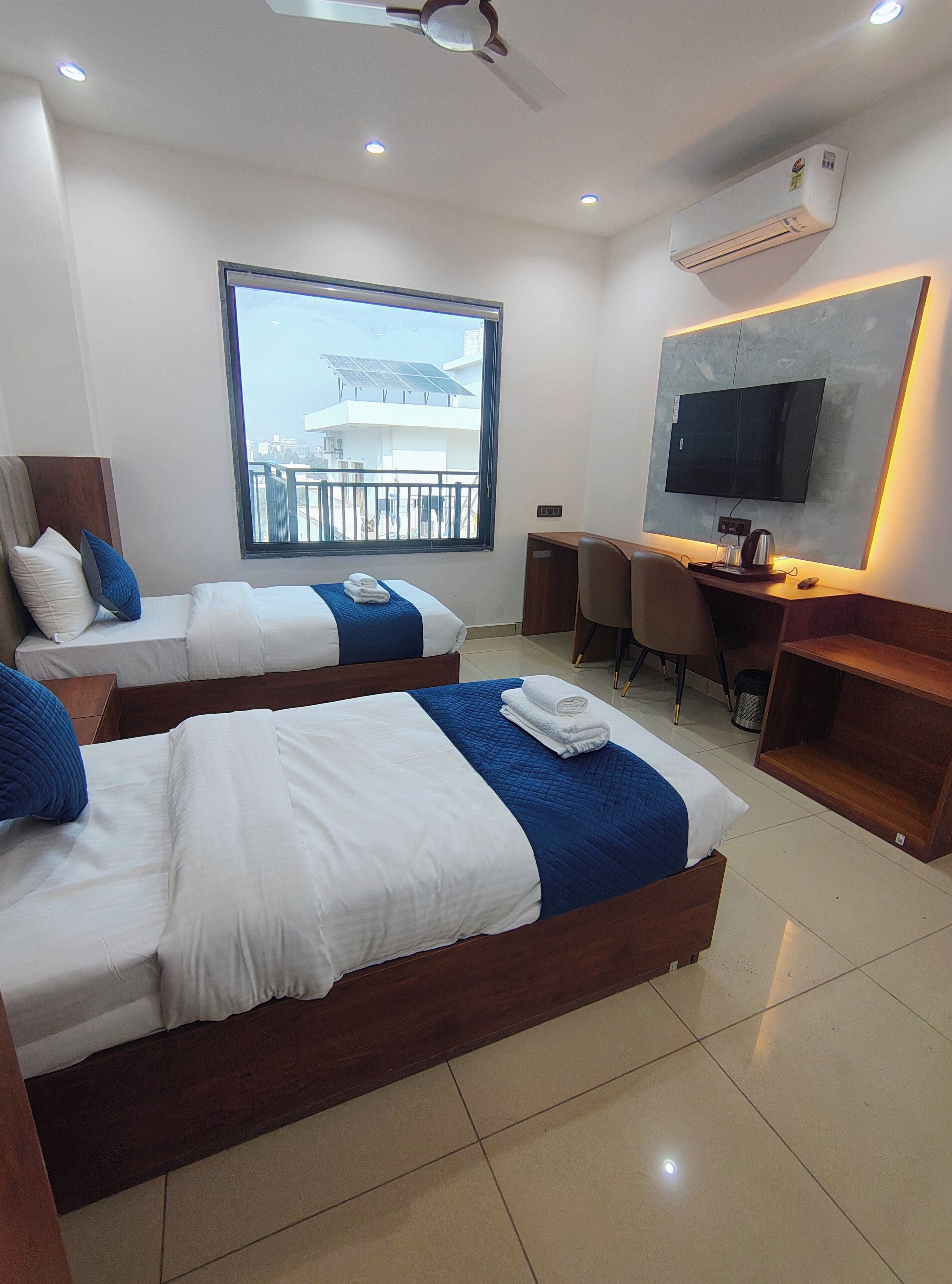 Desk, laptop workspace, free WiFi