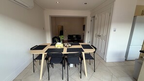 Dining - Cozy home located on the very vibrant Hutt Street (Adelaide)