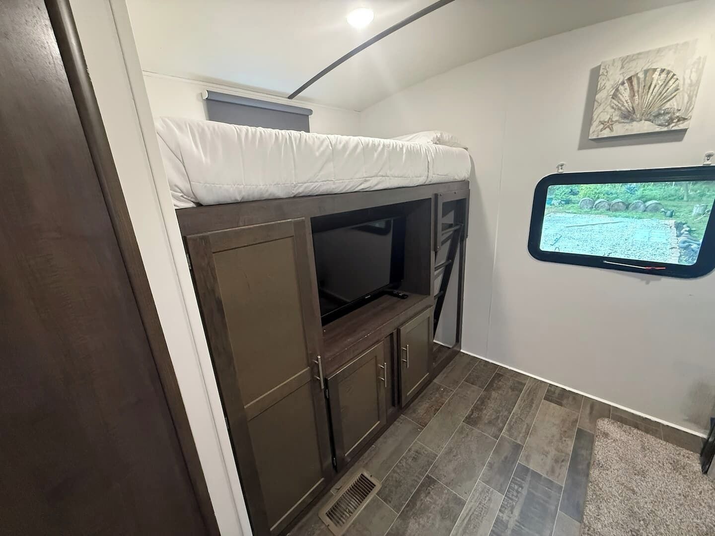 2 habitaciones, escritorio, tabla de planchar con plancha y wifi gratis 