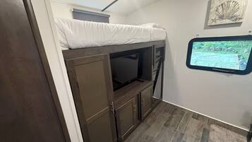 2 habitaciones, escritorio, tabla de planchar con plancha y wifi gratis