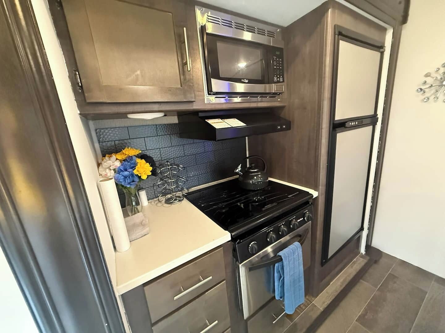 Frigorífico, microondas, horno y placa de cocina