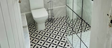 Bruser, hårtørrer, håndklæder, Toiletpapir