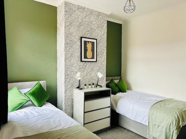3 habitaciones, tabla de planchar con plancha, wifi y ropa de cama