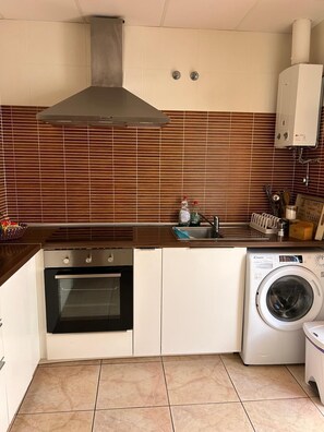 Frigorífico, microondas, horno y placa de cocina