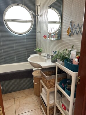 Dusche, Haartrockner, Bidet, Handtücher