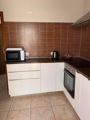 Fridge, microwave, oven, stovetop - TOWNHOUSE MEDINA-SIDONIA IN THE PROVINCE OF CÁDIZ  (Medina-Sidonia)