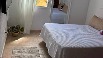 3 slaapkamers, een strijkplank/strijkijzer, gratis wifi, beddengoed