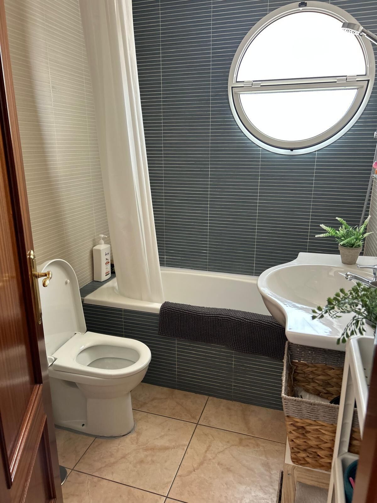 Een douche, een haardroger, een bidet, handdoeken