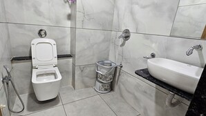 Deluxe Double Room, City View | Bilik Mandi | Pancuran mandi, selipar, tuala disediakan, sabun