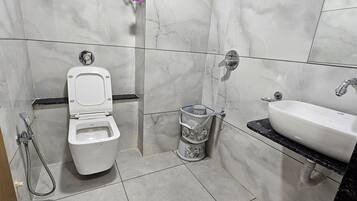 Deluxe Double Room, City View | Bathroom