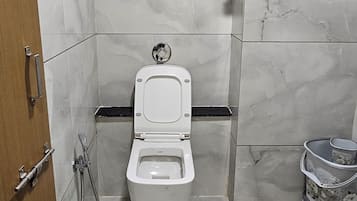 Dobbeltrom – deluxe, byutsikt | Bad | Dusj, tøfler, håndklær og såpe