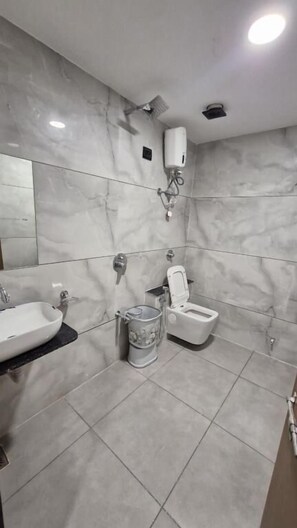 Shower, slippers, towels, soap - Hotel Rose Gold (Ahmedabad)
