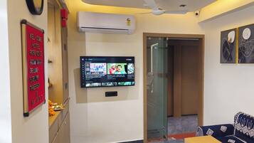 Deluxe Double Room, City View | Interior