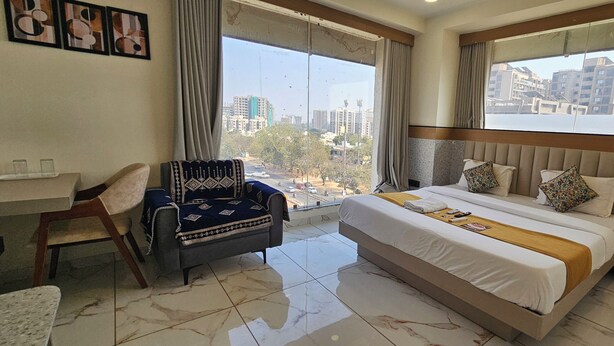 Deluxe Double Room, City View | Ruang kerja komputer riba, seterika/papan seterika, Wi-fi percuma
