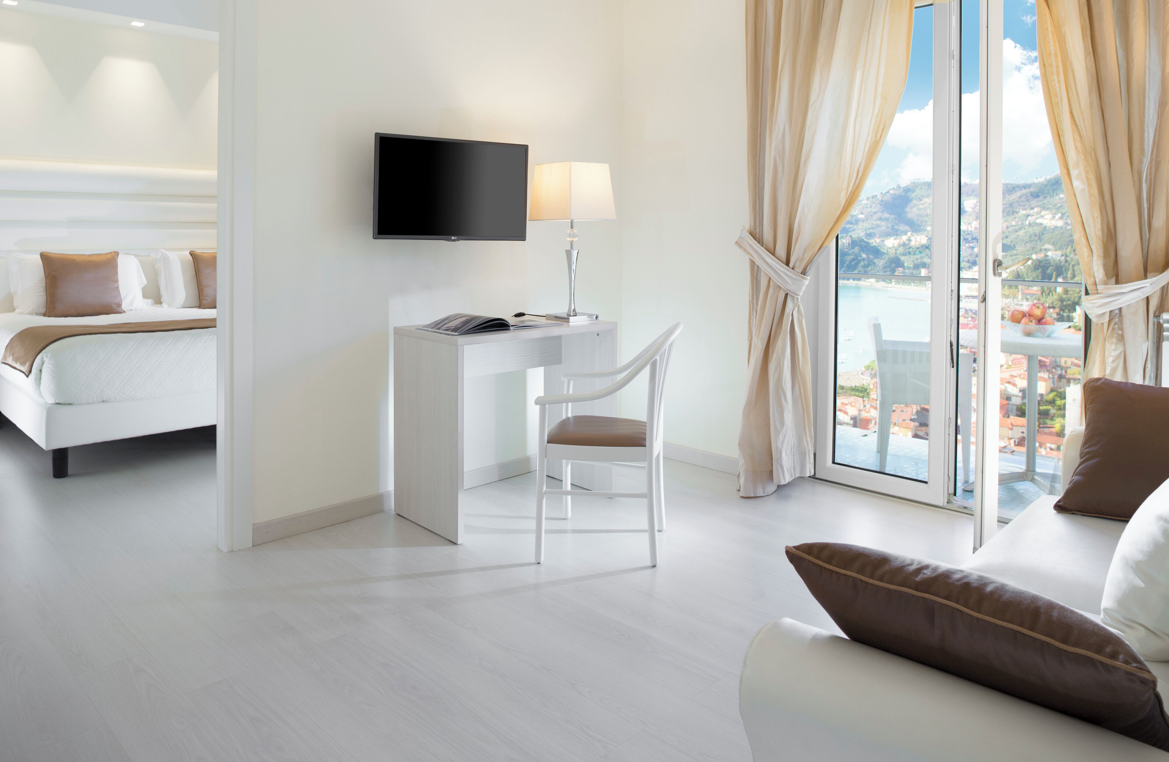 Deluxe-Vierbettzimmer, Balkon, Meerblick | Minibar, Zimmersafe, schallisolierte Zimmer, kostenloses WLAN