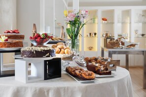 Free daily buffet breakfast - Europa Grand Hotel  (Lerici)