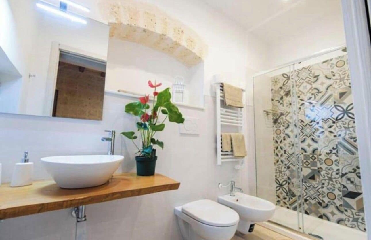 Bruser, hårtørrer, bidet, håndklæder