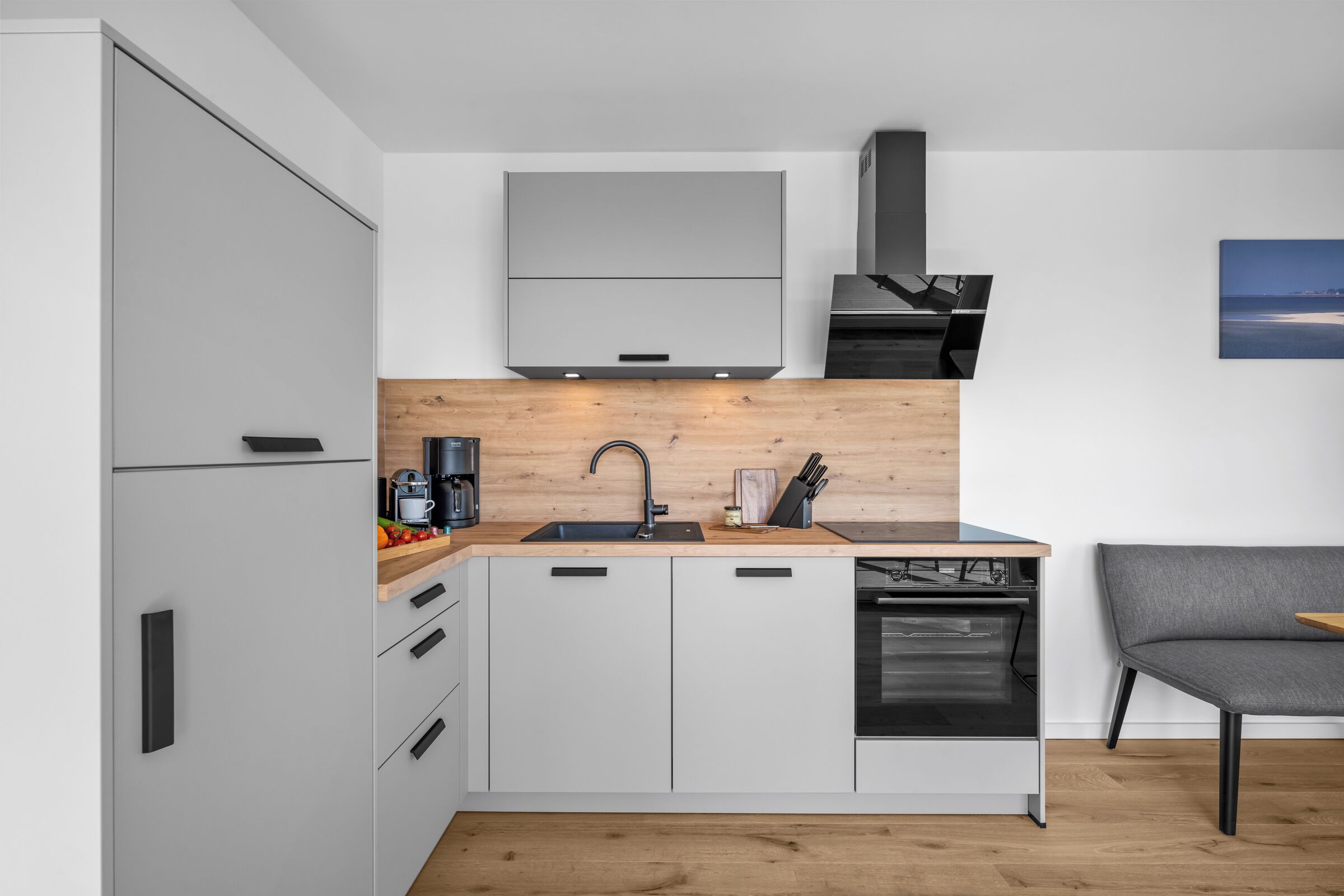 Wasserkocher mit Kaffee-/Teezubehör, Kühlschrank, Mikrowelle, Ofen