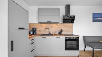 Wasserkocher mit Kaffee-/Teezubehör, Kühlschrank, Mikrowelle, Ofen