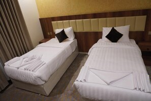 セーフティボックス (室内)、遮光カーテン、防音設備、アイロン / アイロン台