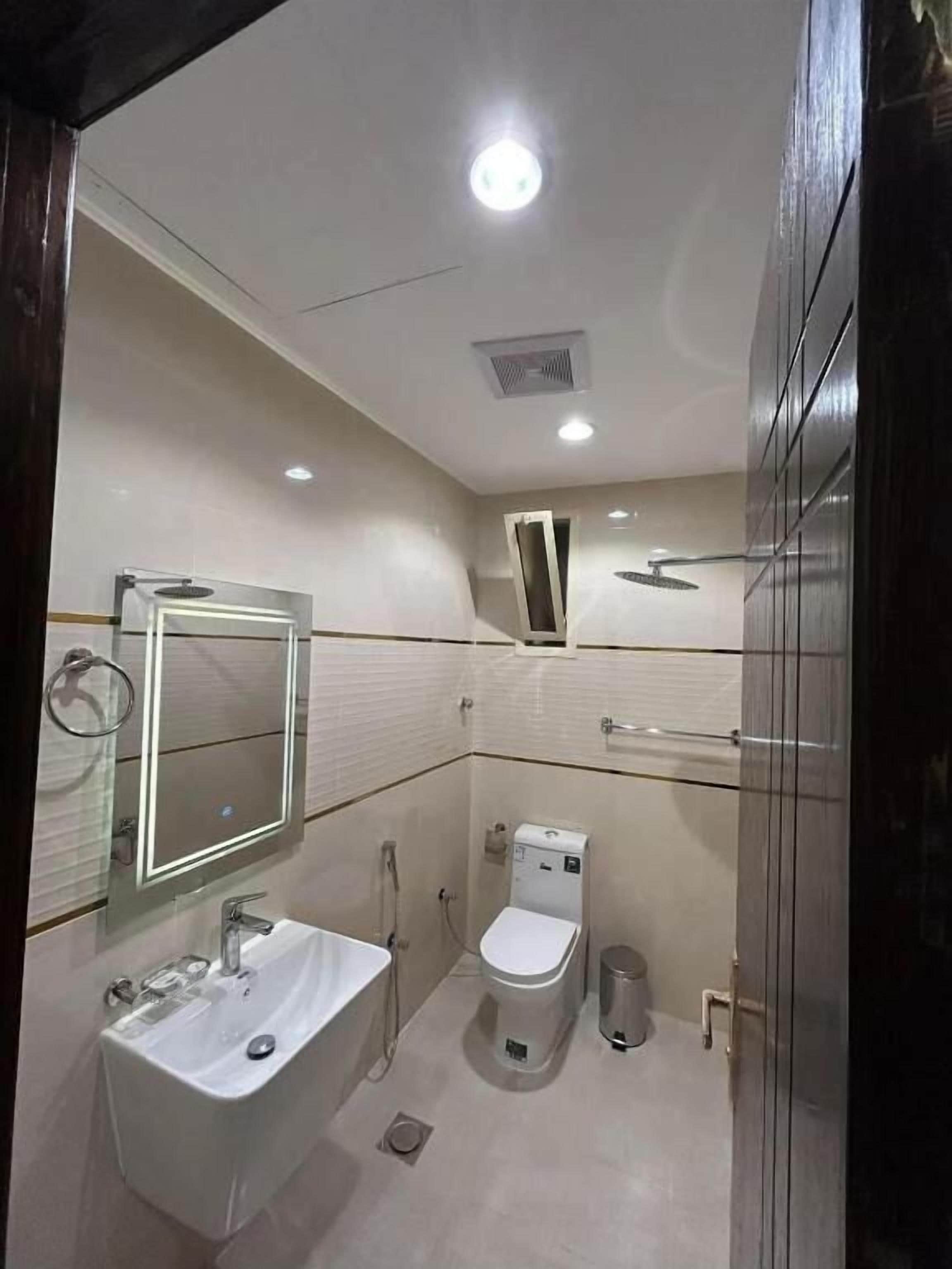 Kombinasi shower/bathtub, sandal, handuk, dan sabun