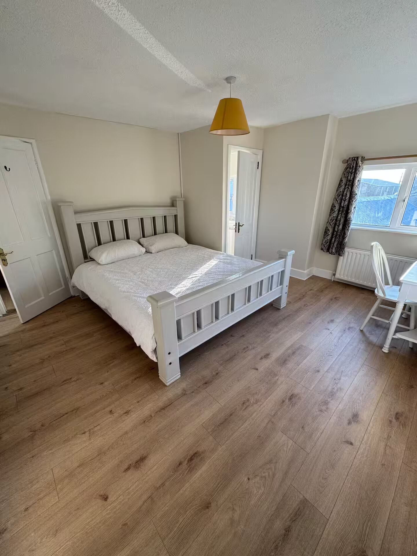 Tabla de planchar con plancha, wifi, ropa de cama