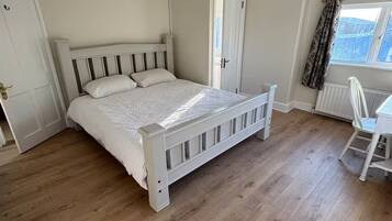 Tabla de planchar con plancha, wifi, ropa de cama