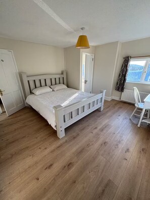 Tabla de planchar con plancha, wifi, ropa de cama