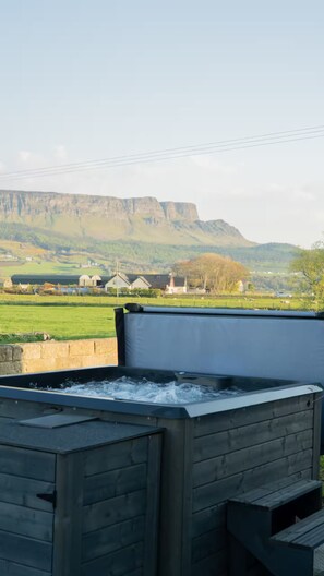 Outdoor spa tub - Magilligan Lodge (Limavady)