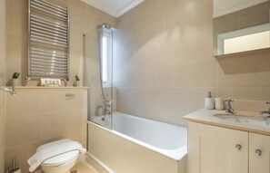 Hair dryer, towels, soap, toilet paper - Kensington Retreat 1 min from Station (London)