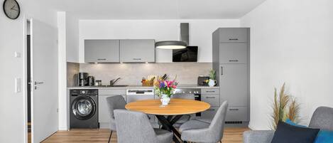 Coffee/tea maker, fridge, microwave, oven