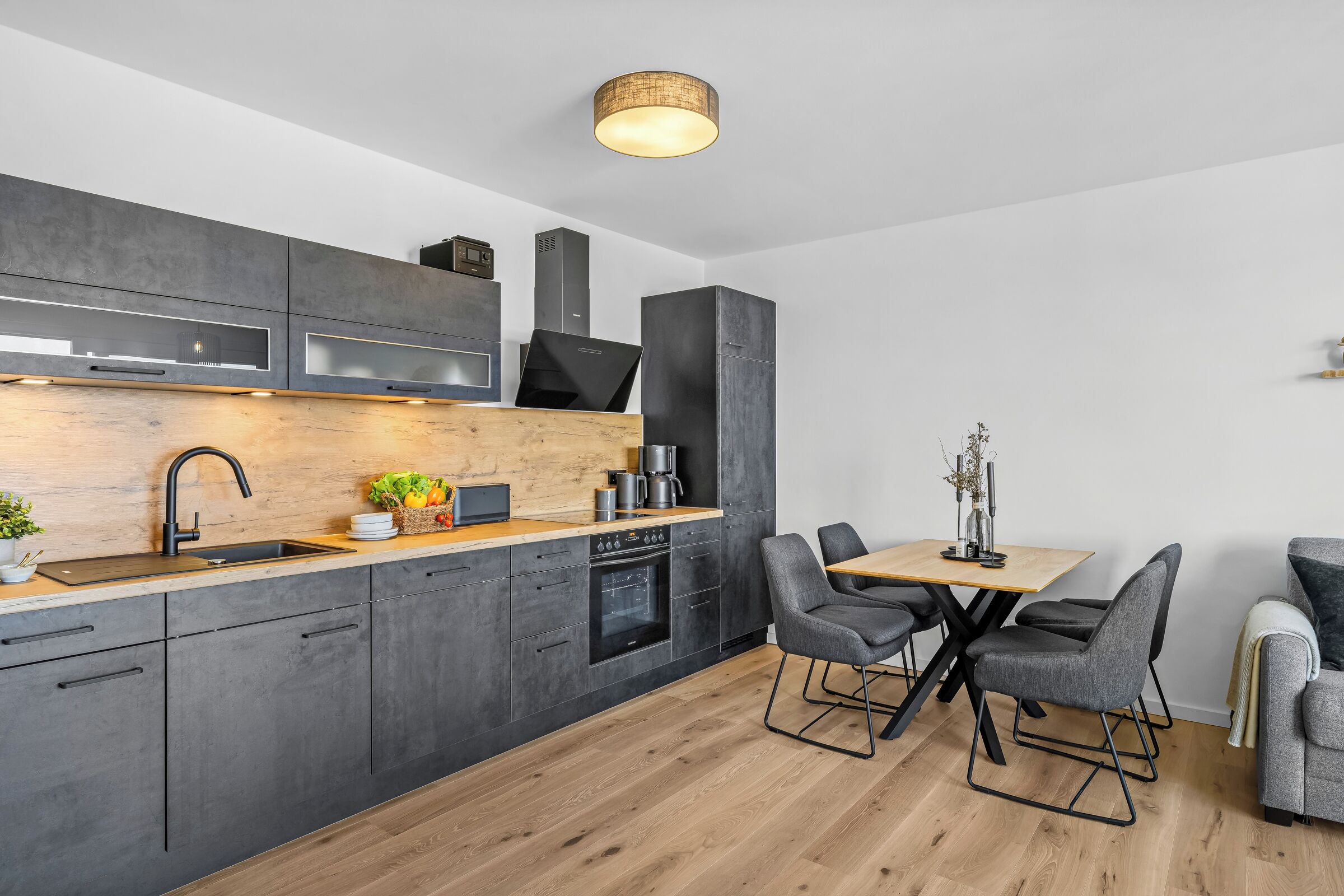Wasserkocher mit Kaffee-/Teezubehör, Kühlschrank, Ofen, Herdplatte
