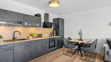 Wasserkocher mit Kaffee-/Teezubehör, Kühlschrank, Ofen, Herdplatte