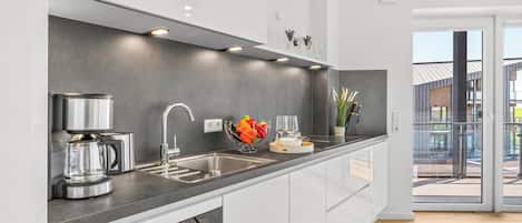 Coffee/tea maker, fridge, oven, stovetop