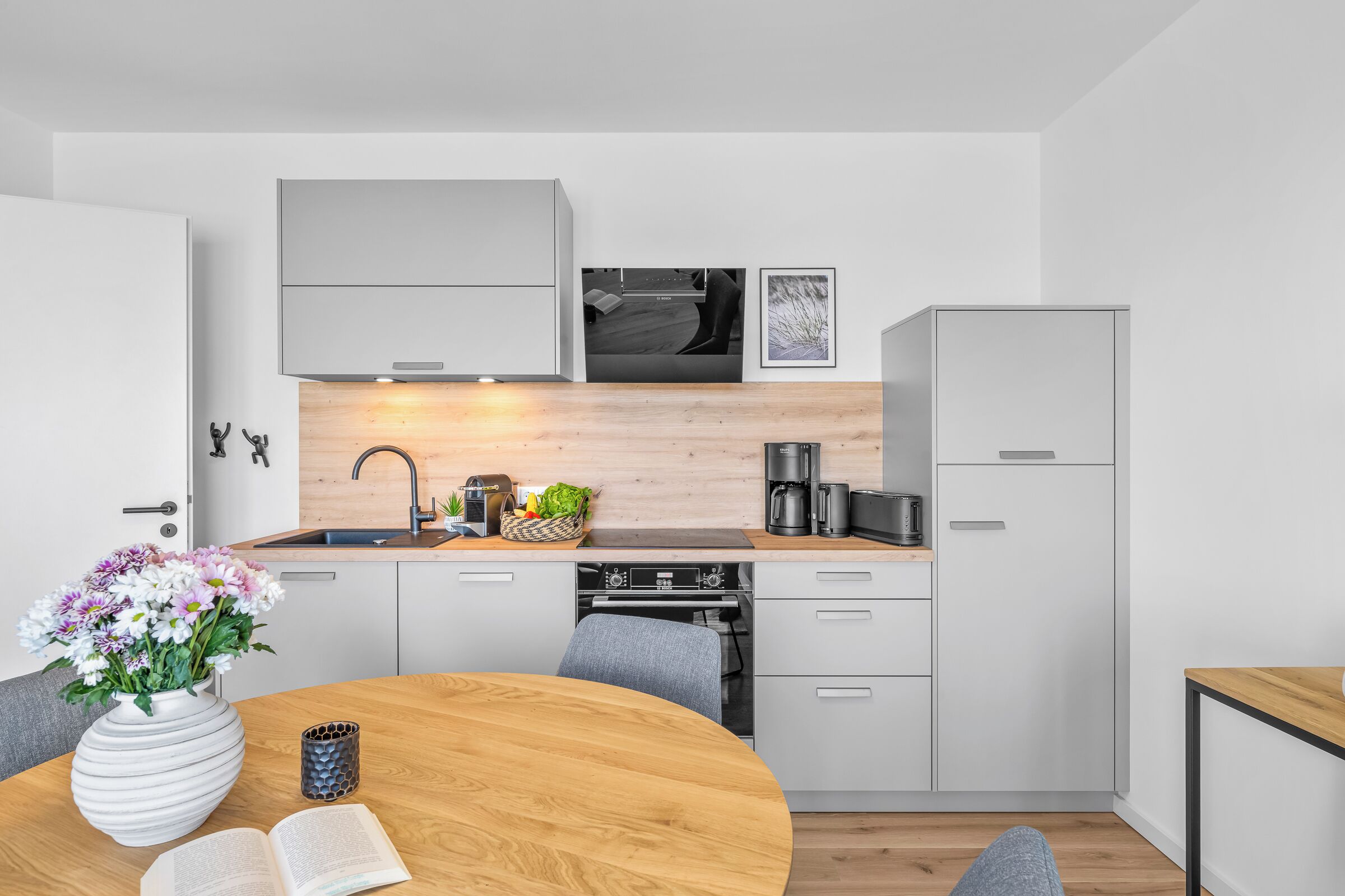 Wasserkocher mit Kaffee-/Teezubehör, Kühlschrank, Mikrowelle, Ofen
