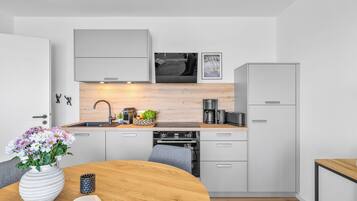 Wasserkocher mit Kaffee-/Teezubehör, Kühlschrank, Mikrowelle, Ofen