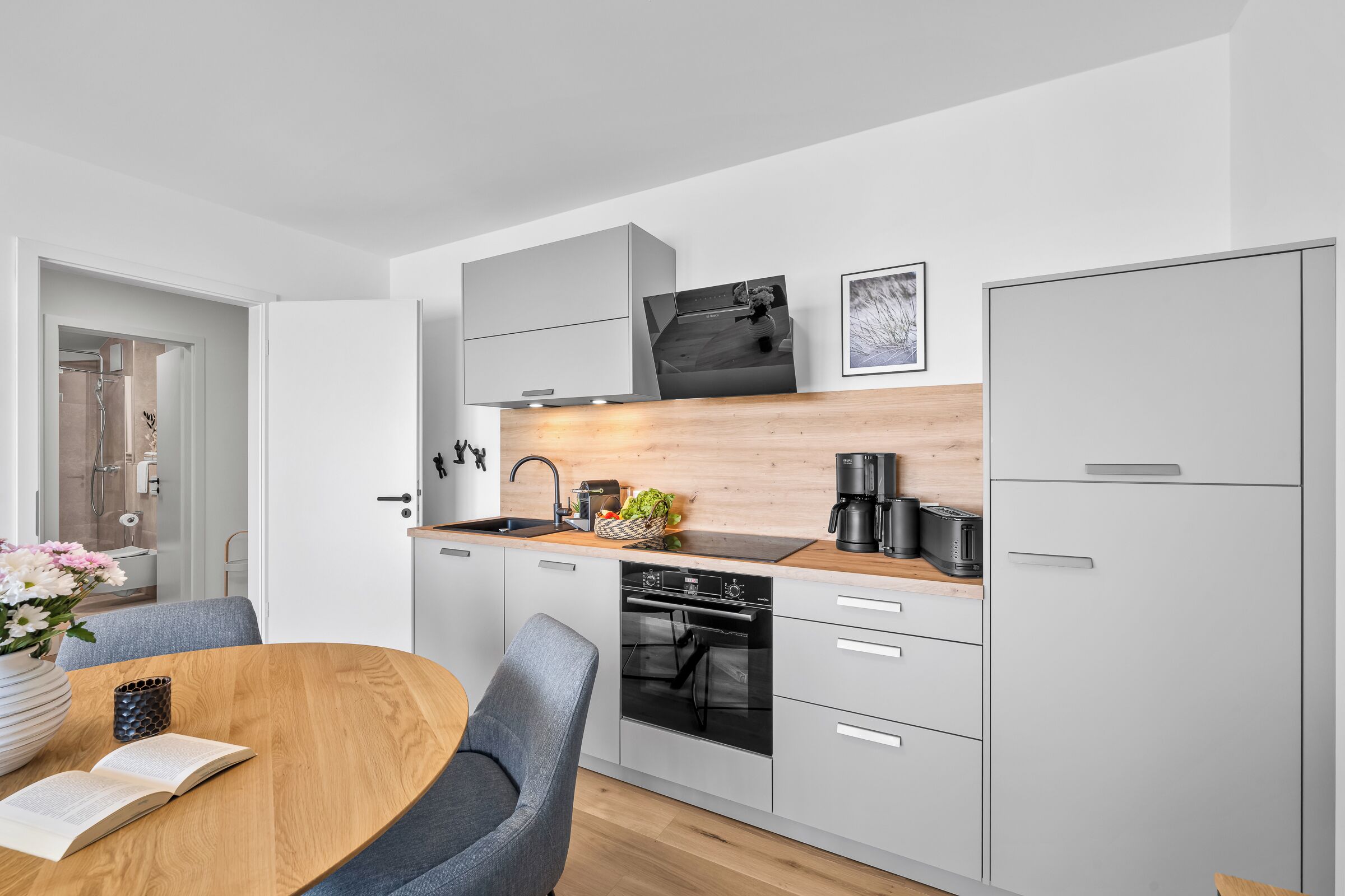 Wasserkocher mit Kaffee-/Teezubehör, Kühlschrank, Mikrowelle, Ofen