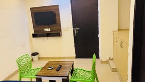 Room, Balcony, City View | Dining - Starkey Inn (Gurugram)