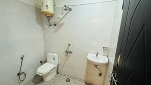 Shower, free toiletries, towels, soap - Starkey Inn (Gurugram)