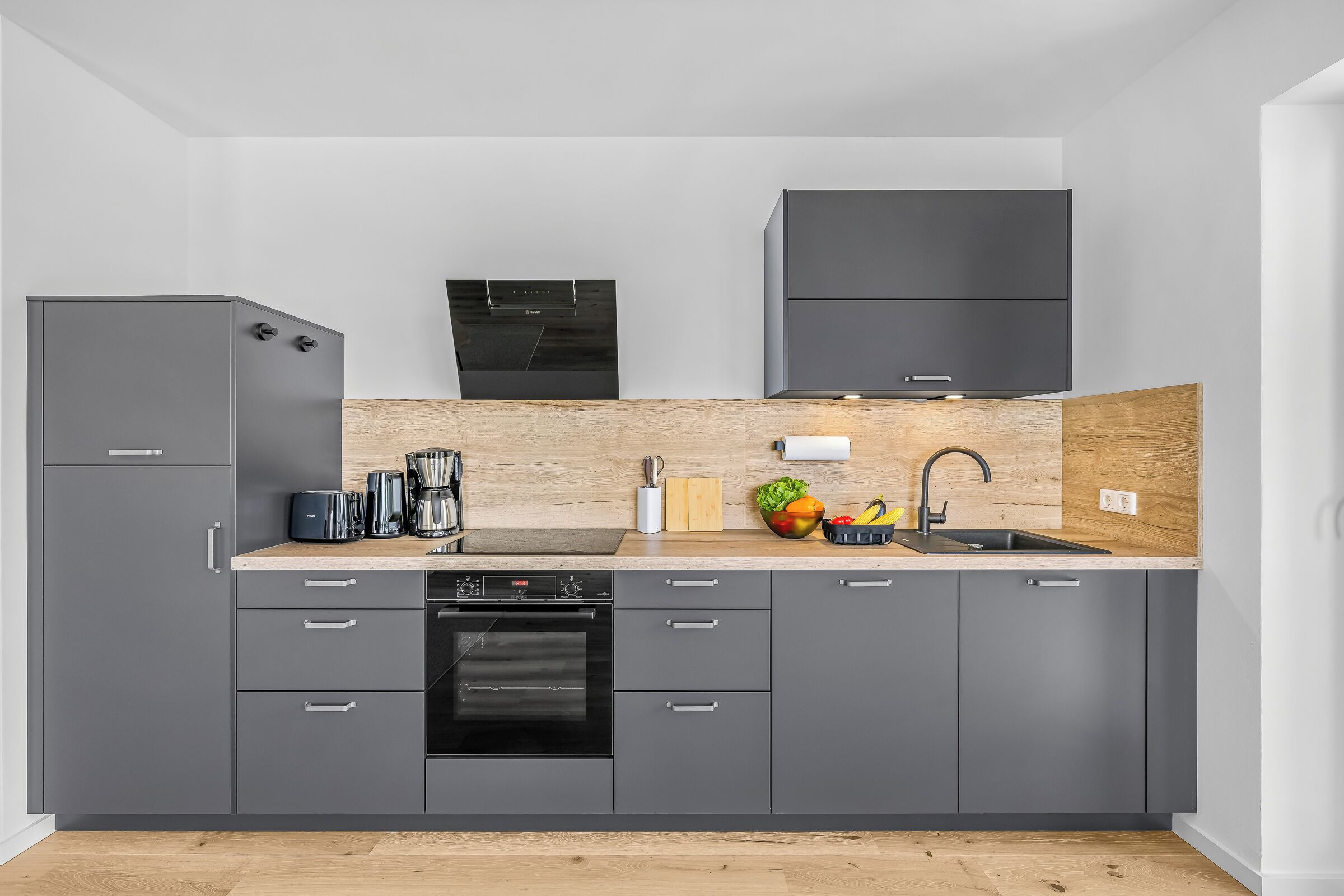 Wasserkocher mit Kaffee-/Teezubehör, Kühlschrank, Mikrowelle, Ofen