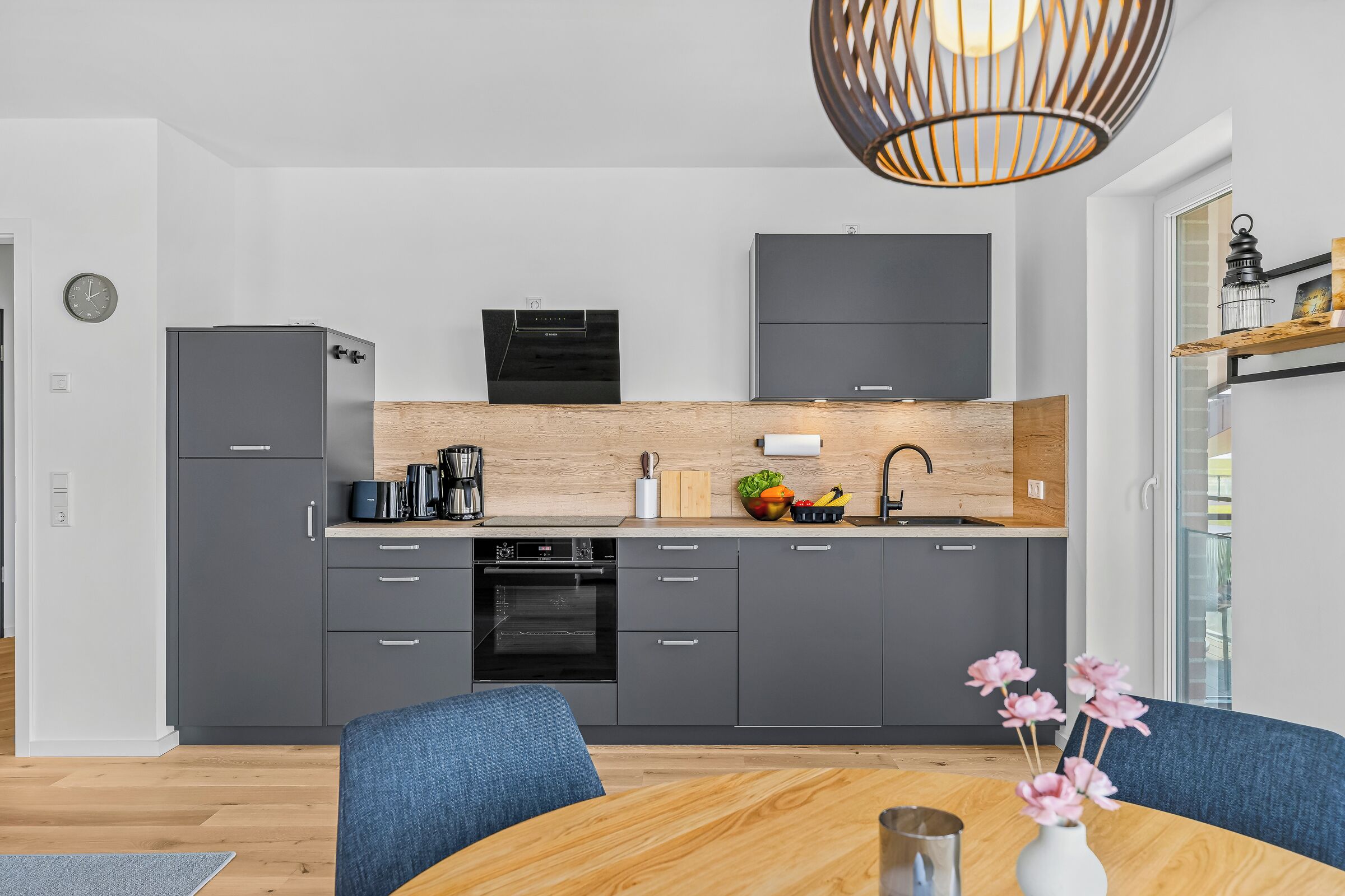 Wasserkocher mit Kaffee-/Teezubehör, Kühlschrank, Mikrowelle, Ofen
