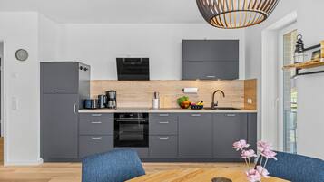 Wasserkocher mit Kaffee-/Teezubehör, Kühlschrank, Mikrowelle, Ofen