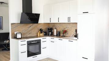 Wasserkocher mit Kaffee-/Teezubehör, Kühlschrank, Ofen, Herdplatte