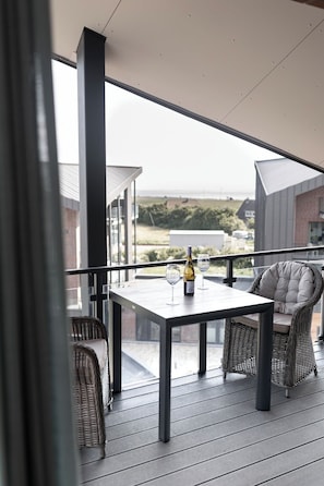 Outdoor dining - The View A15 Mole 15 - Sea view, common. Sauna, elevator, dog-friendly, parking (Dagebüll)