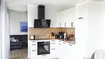 Cafeteira/chaleira, geladeira, fogão, cooktop