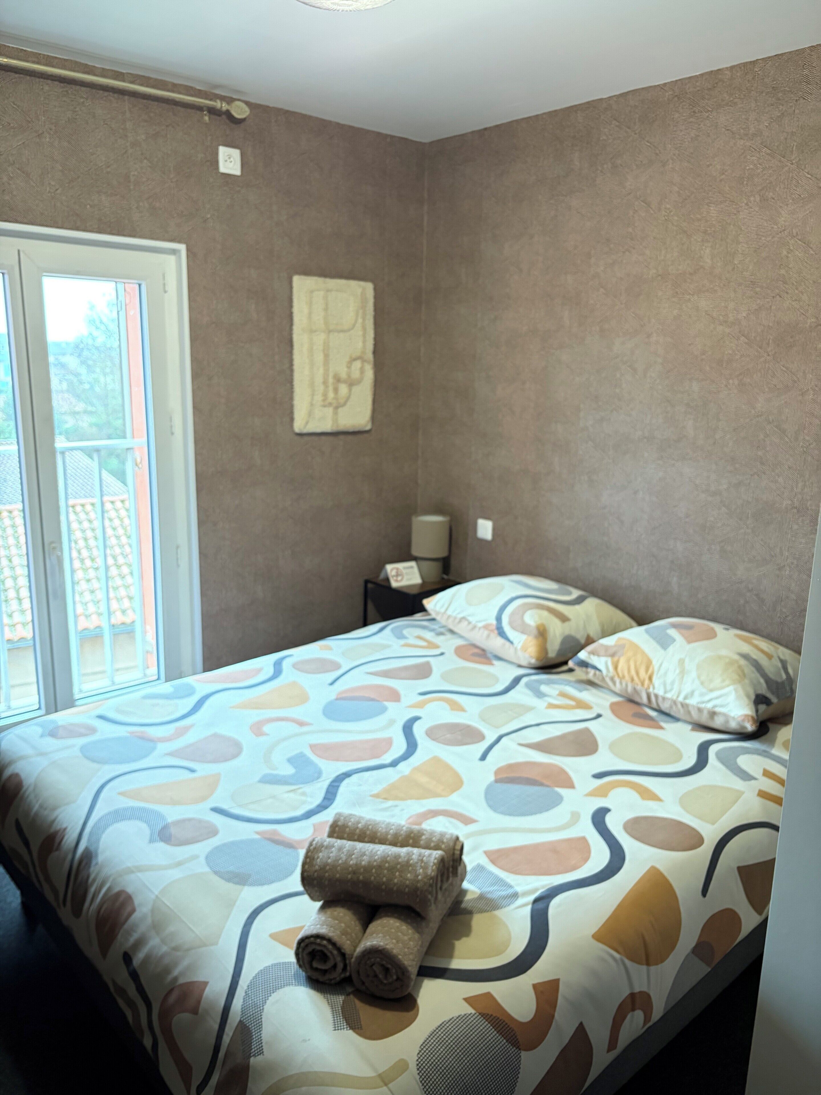 Tempur-Pedic beds, free WiFi, bed sheets