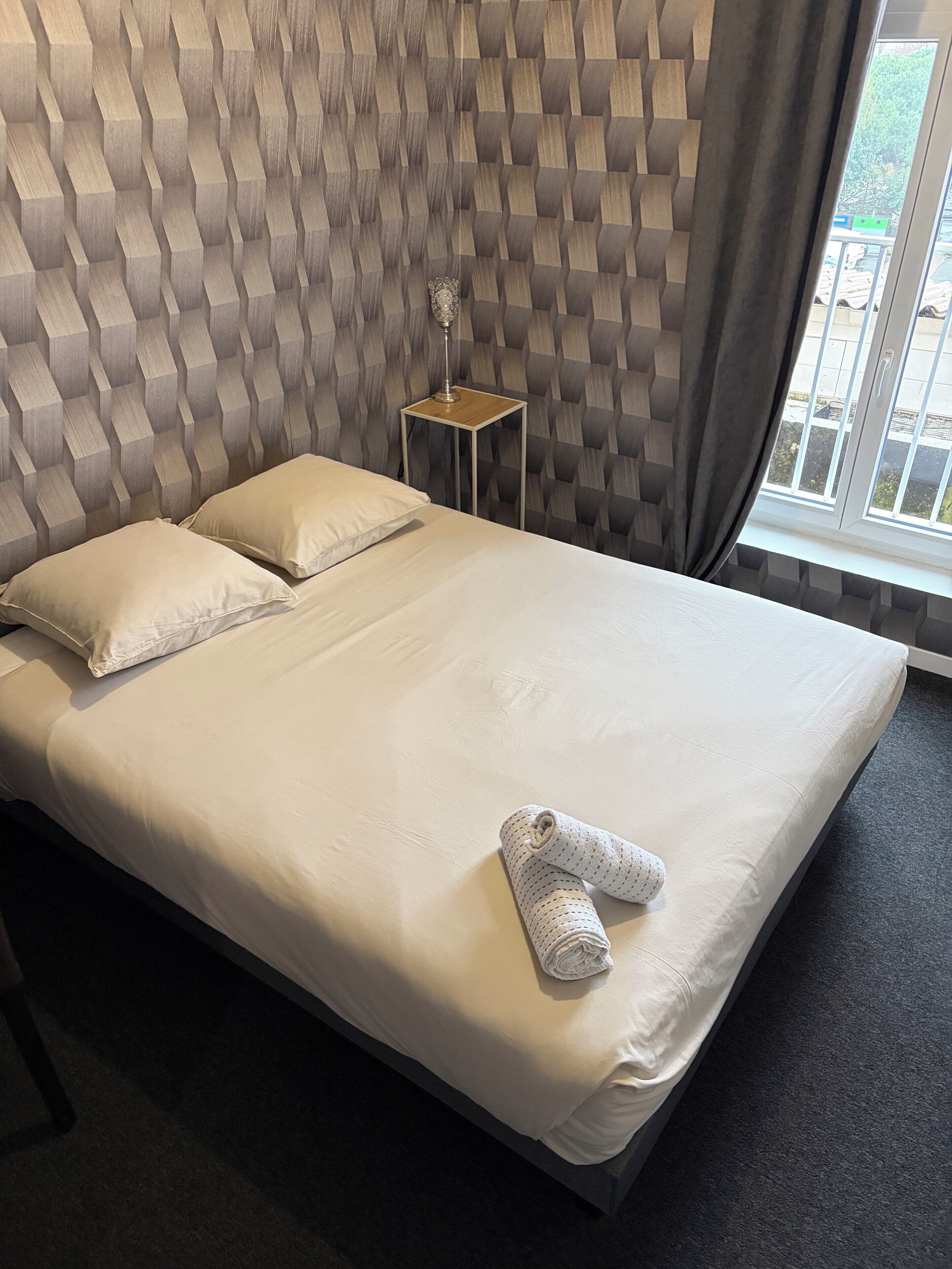 Tempur-Pedic beds, free WiFi, bed sheets