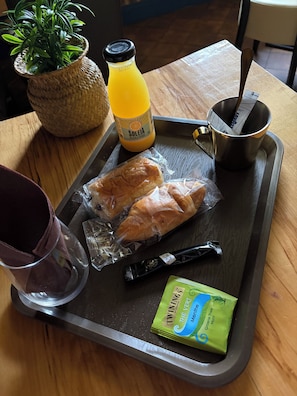 Daily to-go breakfast (EUR 5 per person)